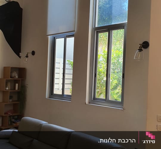 חלונות אלומיניום גדולים עם מסגרות אפורות